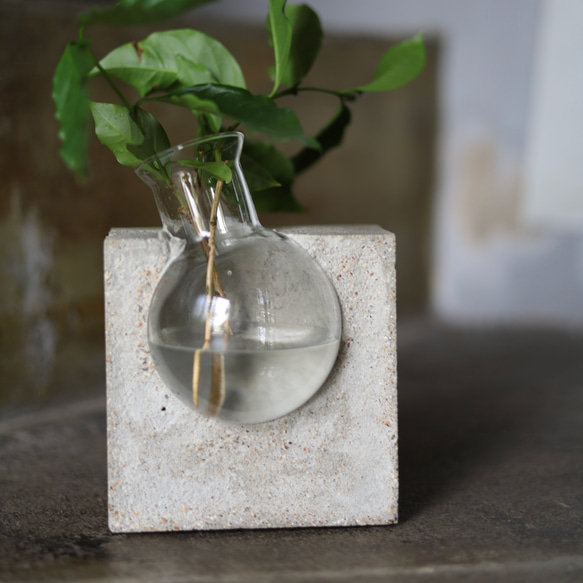 「水たまS」花束に自然な横の動きを生み出す花瓶 7枚目の画像