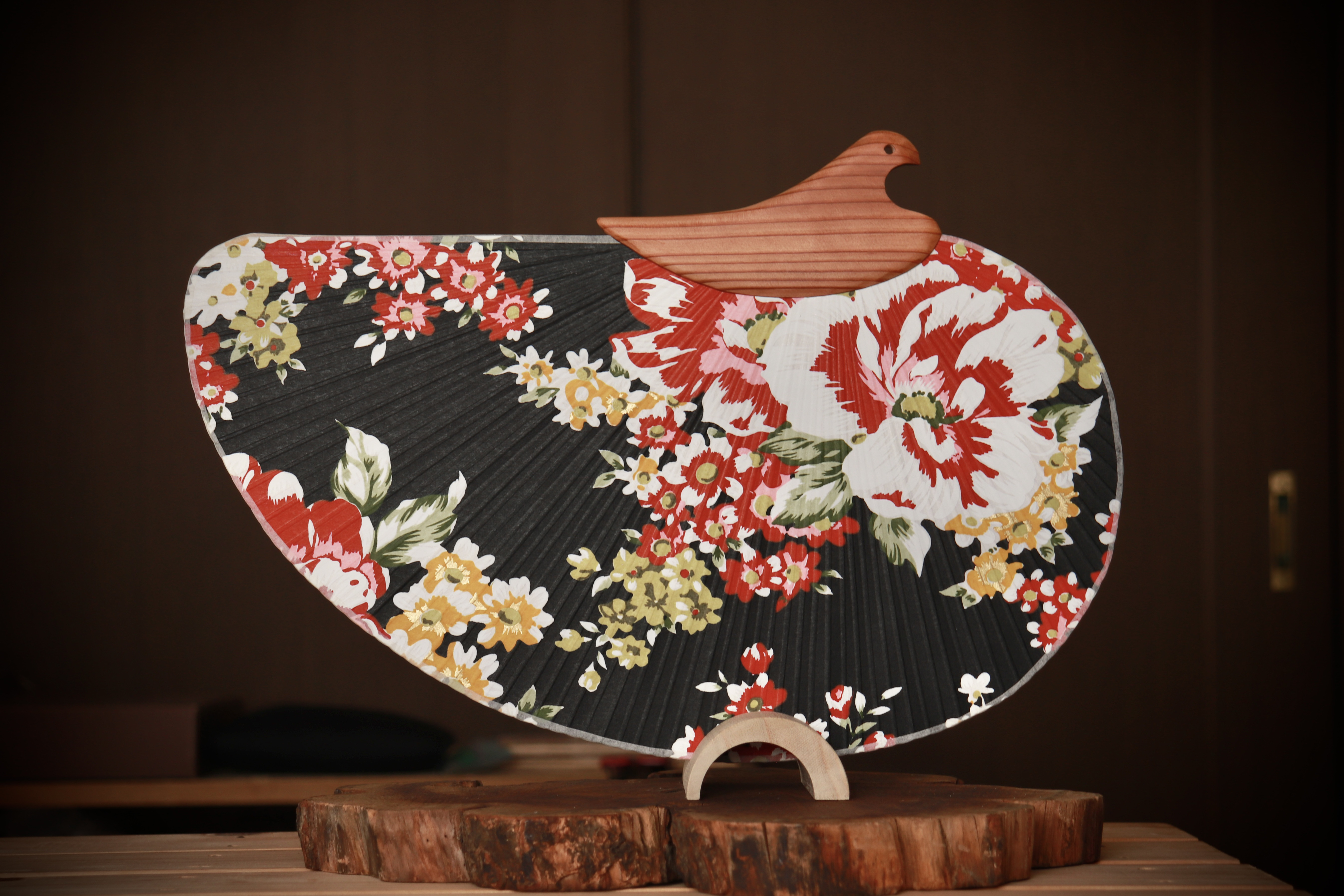 【団扇形　岩上花紋　染付　変皿】工芸品