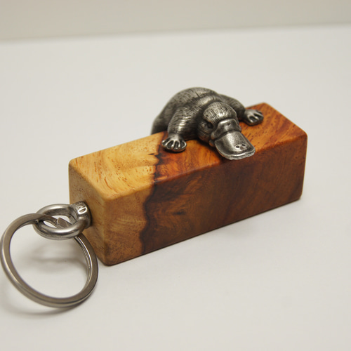 カモノハシ 花梨瘤（木材）ピューター（金属）キーホルダー、バッグ