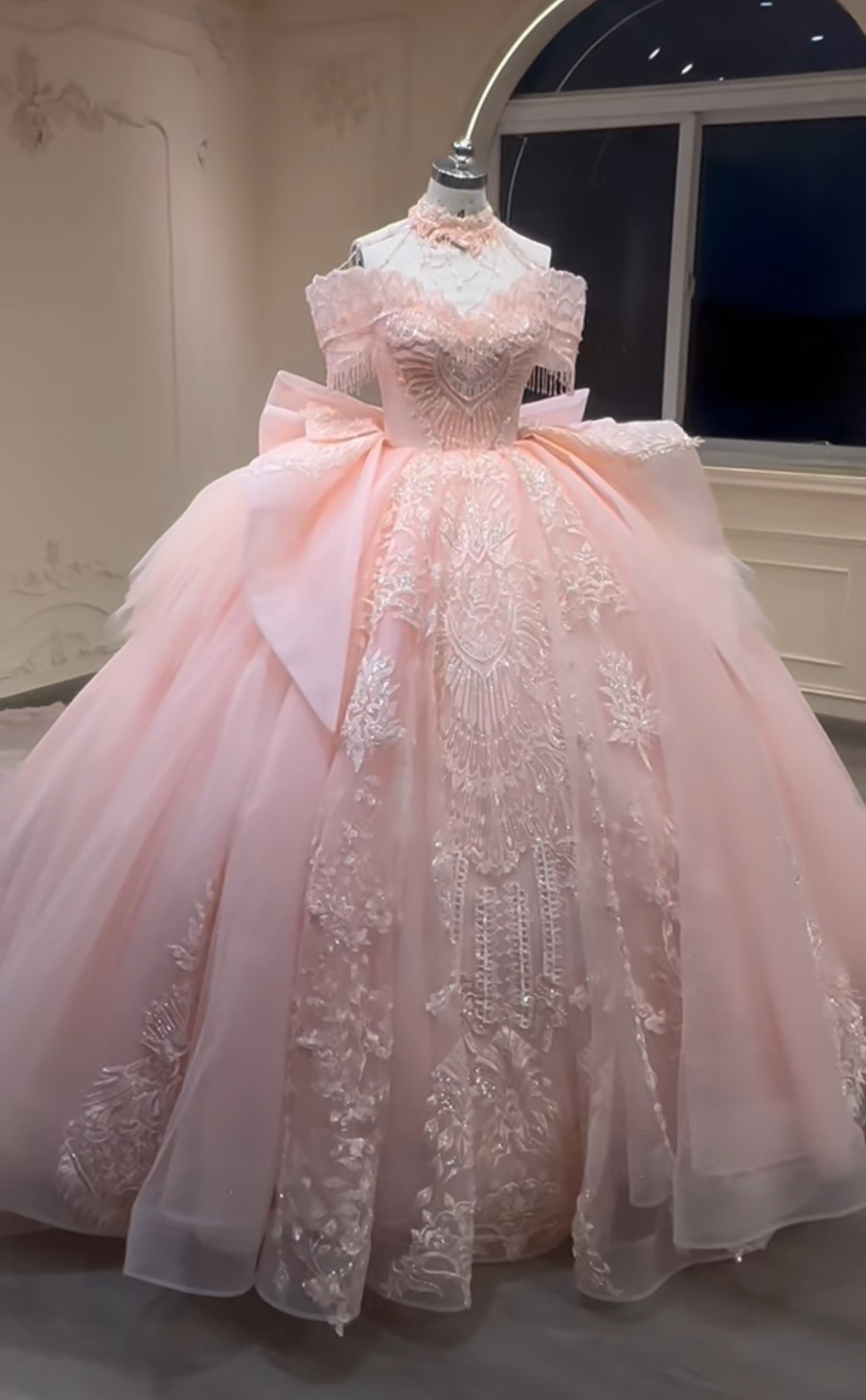 美品！バックリボン　華やかな引裾　繊細な小花レース　オフショルダー　ホルターネック　ピンク二の腕を隠せる　ウェディング