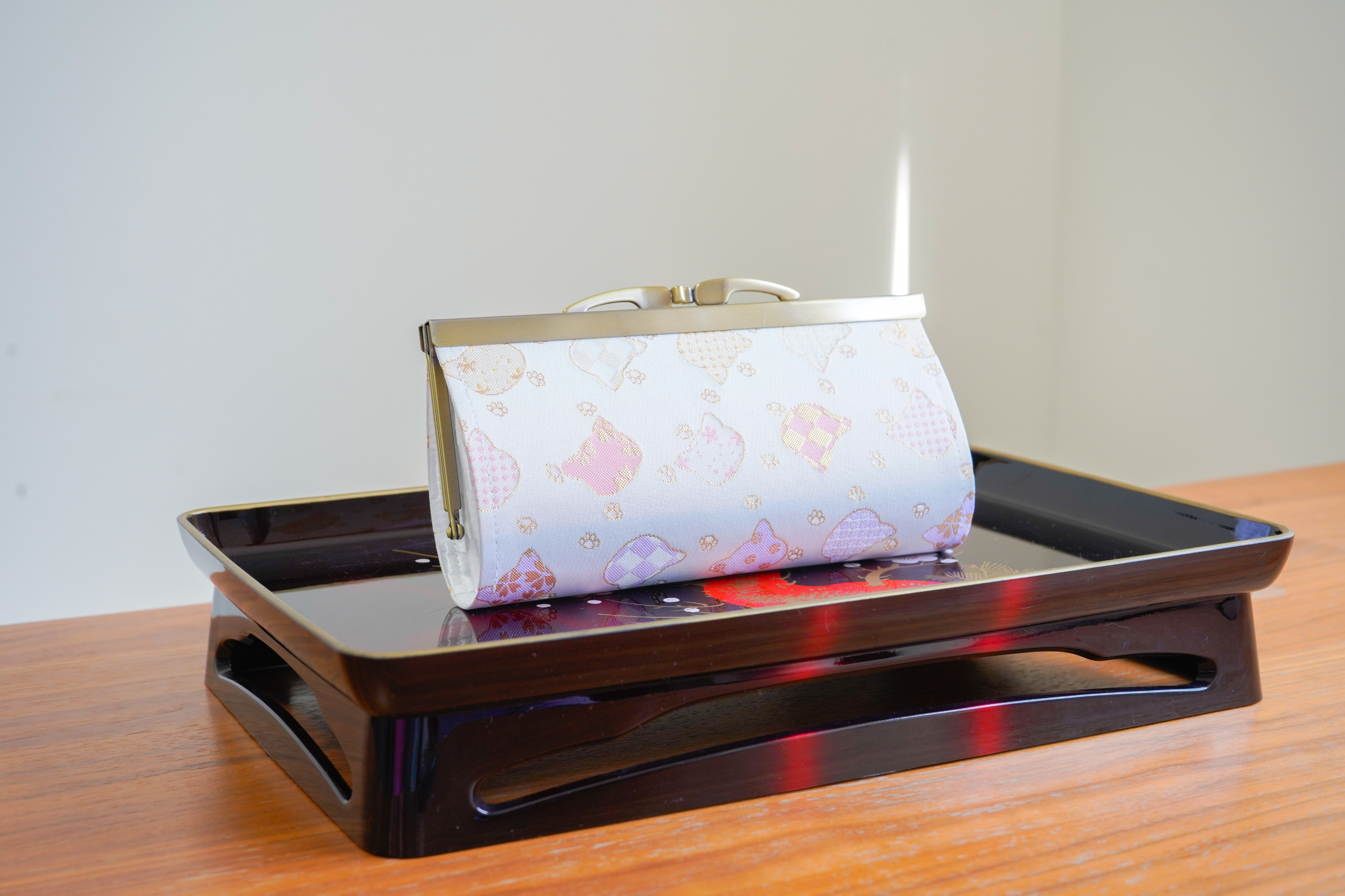 可愛いネコと肉球の金襴織物で中型長財布＊愛らしいレトロモダン＊ホワイト・白