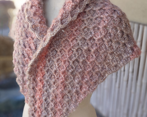 三角ショール/手編み/やわらかふんわり/立体編み/レンガ色/万能カラー