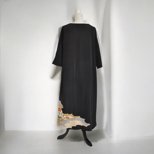 XL,黒留袖リメイクドレス – 日本伝統柄の豪華な一点物（正絹
