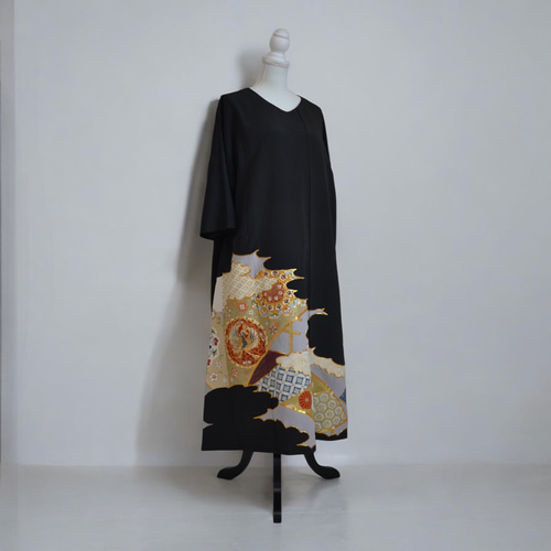 XL,黒留袖リメイクドレス – 日本伝統柄の豪華な一点物（正絹