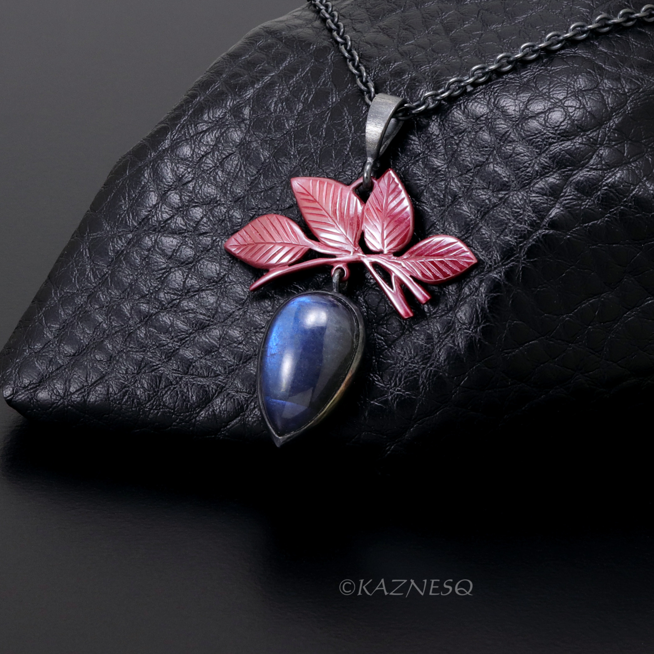 赤い銅とラブラドライトのリーフペンダント