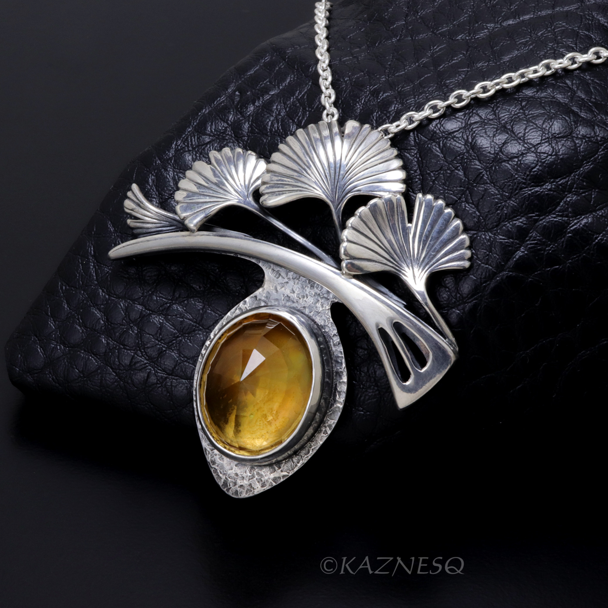 やっぱりイチョウ！銀杏の葉をモチーフにしたシトリンとマザーオブパールのシルバーネックレス