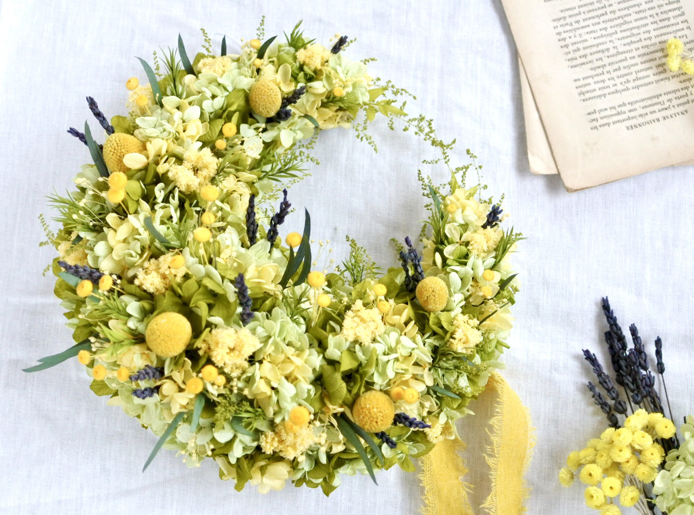 プリザで長く飾れる 黄色とラベンダーの三日月リース 25㎝ プリザーブドフラワー　ミモザ