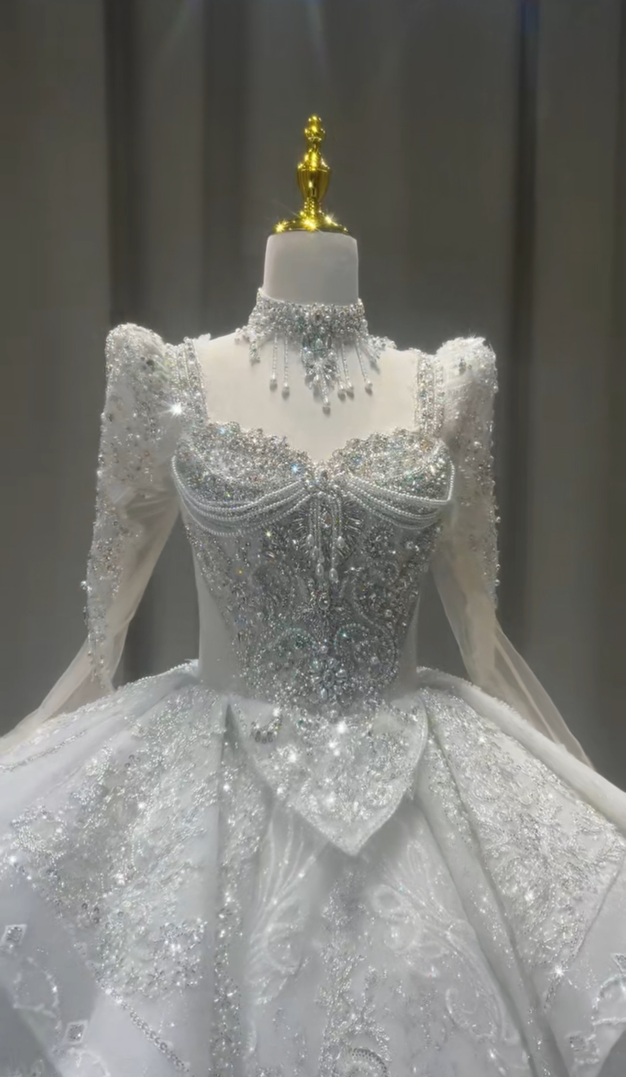 輝きな光彩を放つ　長袖　新作ウェディングドレス　高級感　2025ドレス　ブライダル　ストーン　ラメ入り　優雅　結婚式挙式