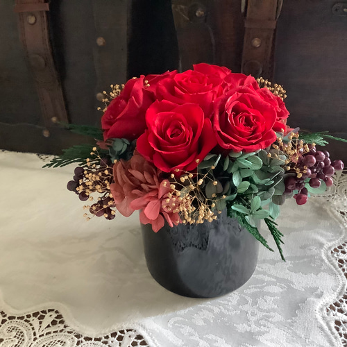 どこから見ても美しい！フレンチローズとダリアの花瓶付き