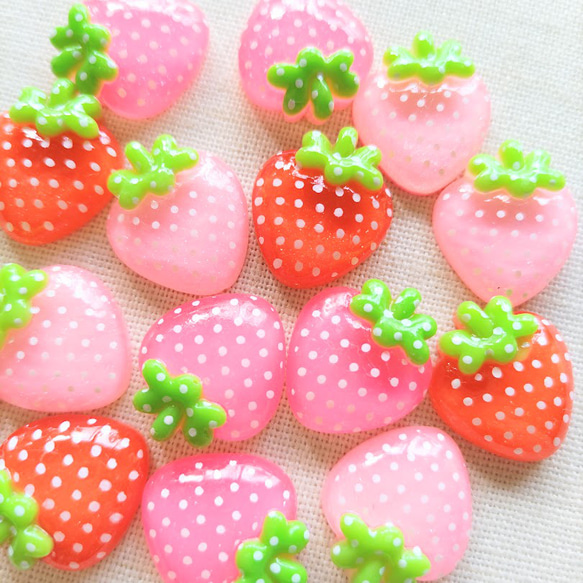 20×16mm　イチゴのデコパーツ　３色×１０　３０個　P979 3枚目の画像