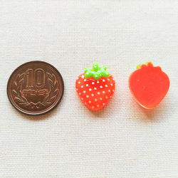 20×16mm　イチゴのデコパーツ　３色×１０　３０個　P979 8枚目の画像
