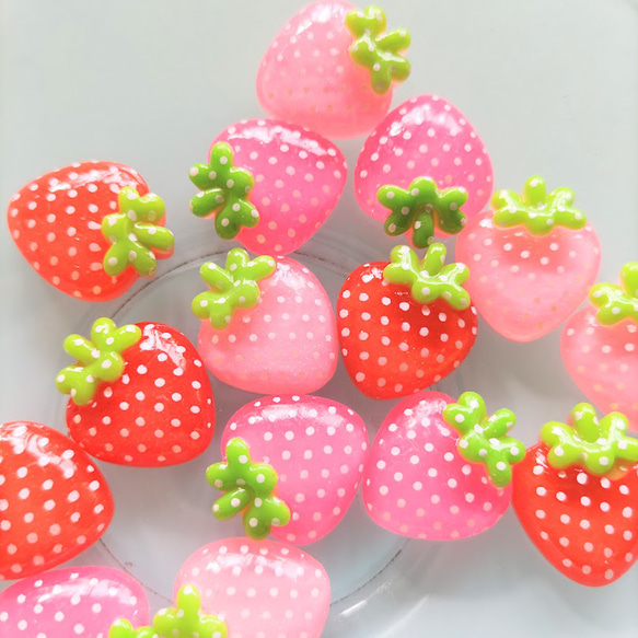 20×16mm　イチゴのデコパーツ　３色×１０　３０個　P979 1枚目の画像