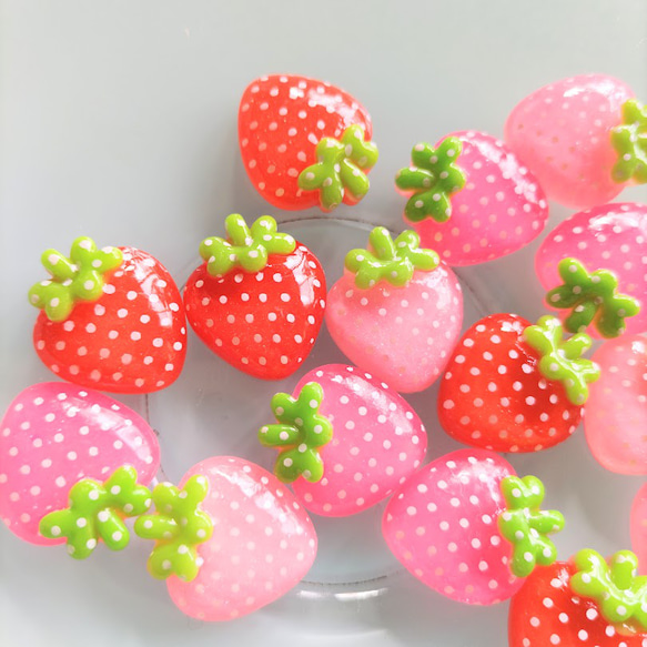 20×16mm　イチゴのデコパーツ　３色×１０　３０個　P979 2枚目の画像