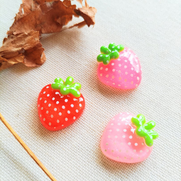 20×16mm　イチゴのデコパーツ　３色×１０　３０個　P979 7枚目の画像