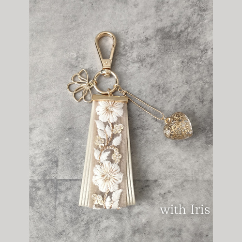 Bee❁.·+。*ページ　インド刺繍リボンのバッグチャーム、キーホルダー 再再再再…販♡インド刺繍リボン キーチャーム バッグチャーム ベージュ