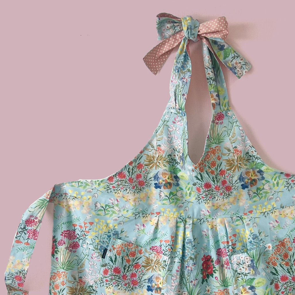 エプロンおしゃれ　花柄　綿100％　ブロード　ガーデンライトブルー　国産　母の日　ギフト　プレゼント　妻プレゼント