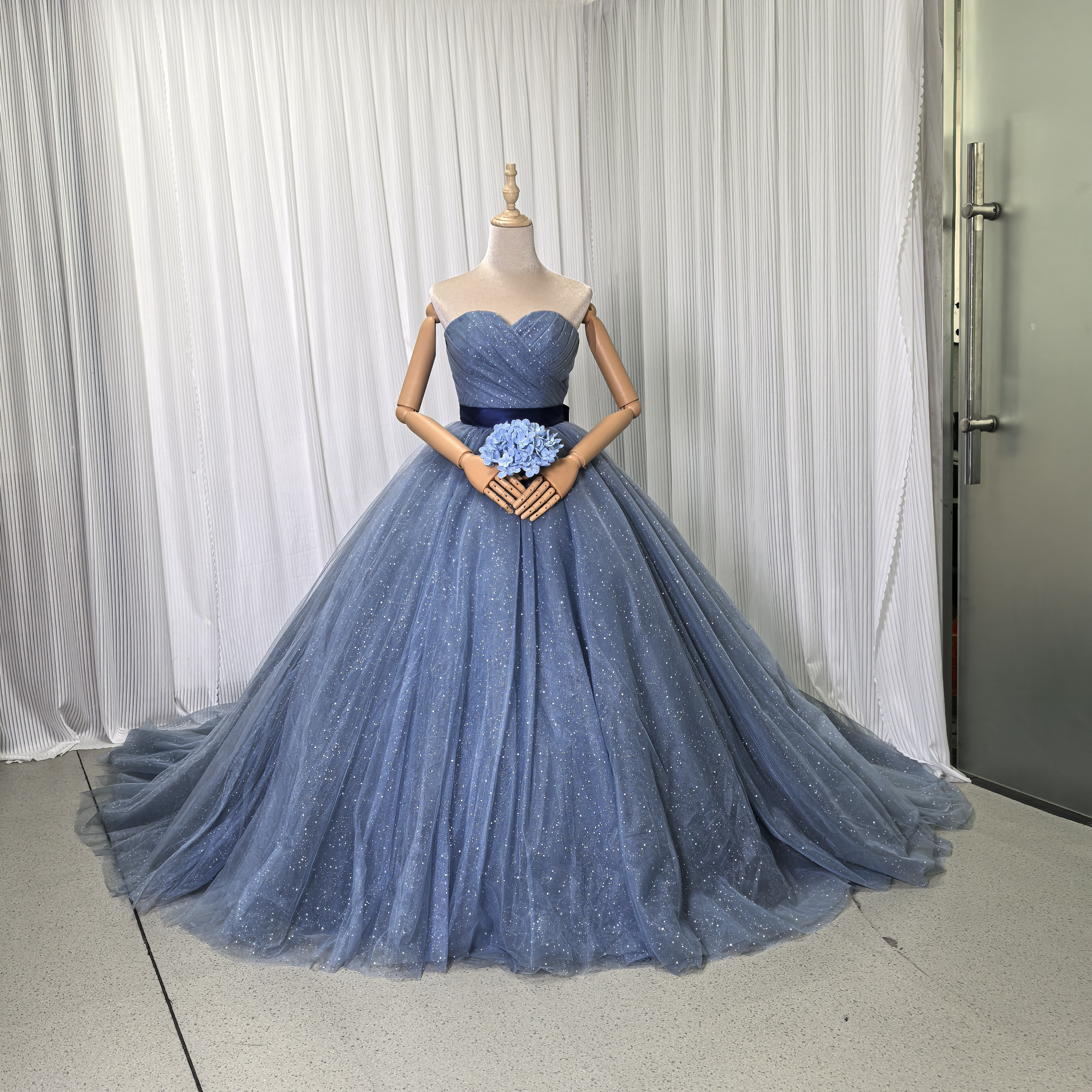 送料無料！カラードレス ベアトップ グリッタードレス ブルーグレー サッシュベルト  ブライダル