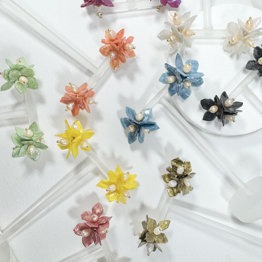 ライラック　ピアス　お花　黑　アップサイクル　淡水パール　小ぶり　春　淡い　サステナブル　フラワー　レジン　イヤリング