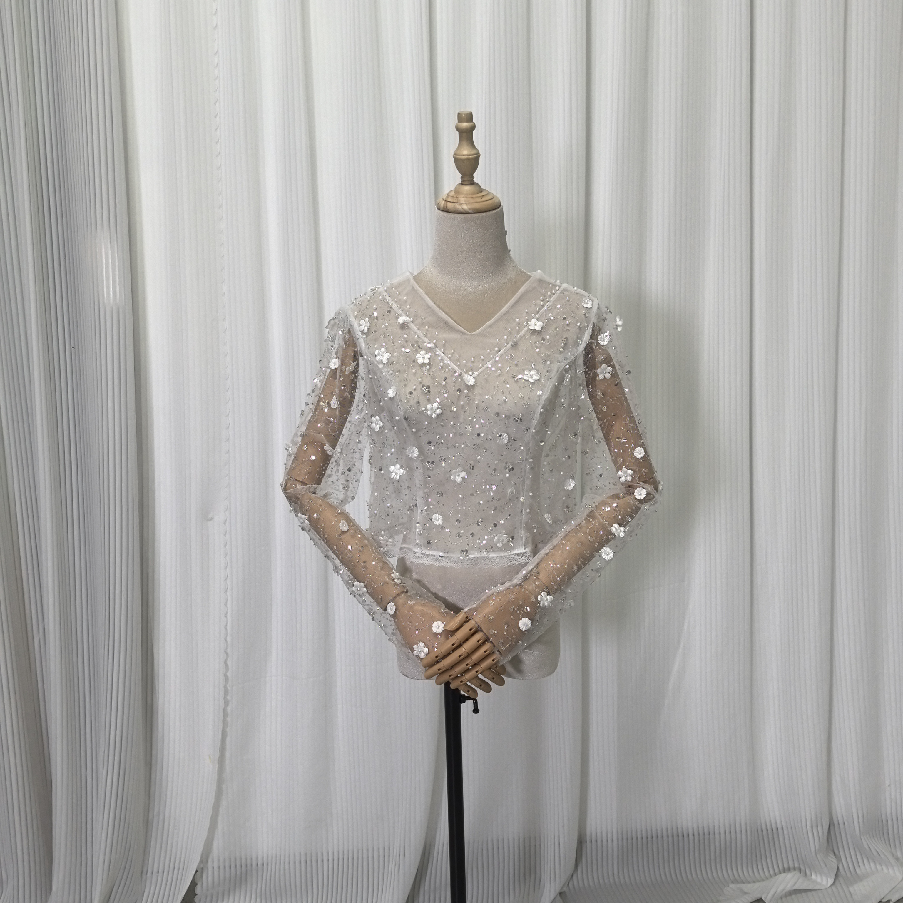 送料無料！ボレロ ウエディングドレス ロングスリーブ  3D立体レース刺繍 キラキラ光る刺繍 くるみボタン