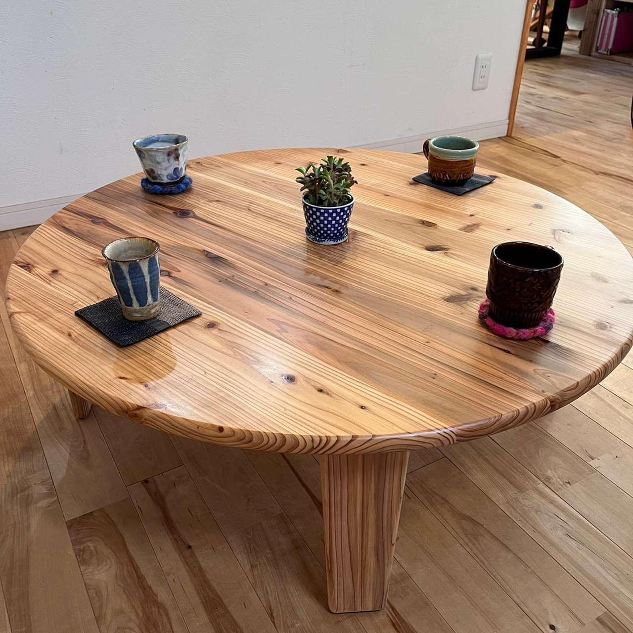 【つい触りたくなる国産杉のちゃぶ台】直径120㎝　角が丸い　折り畳み　ローテーブル（木製脚）【サイズカラーオーダー可】