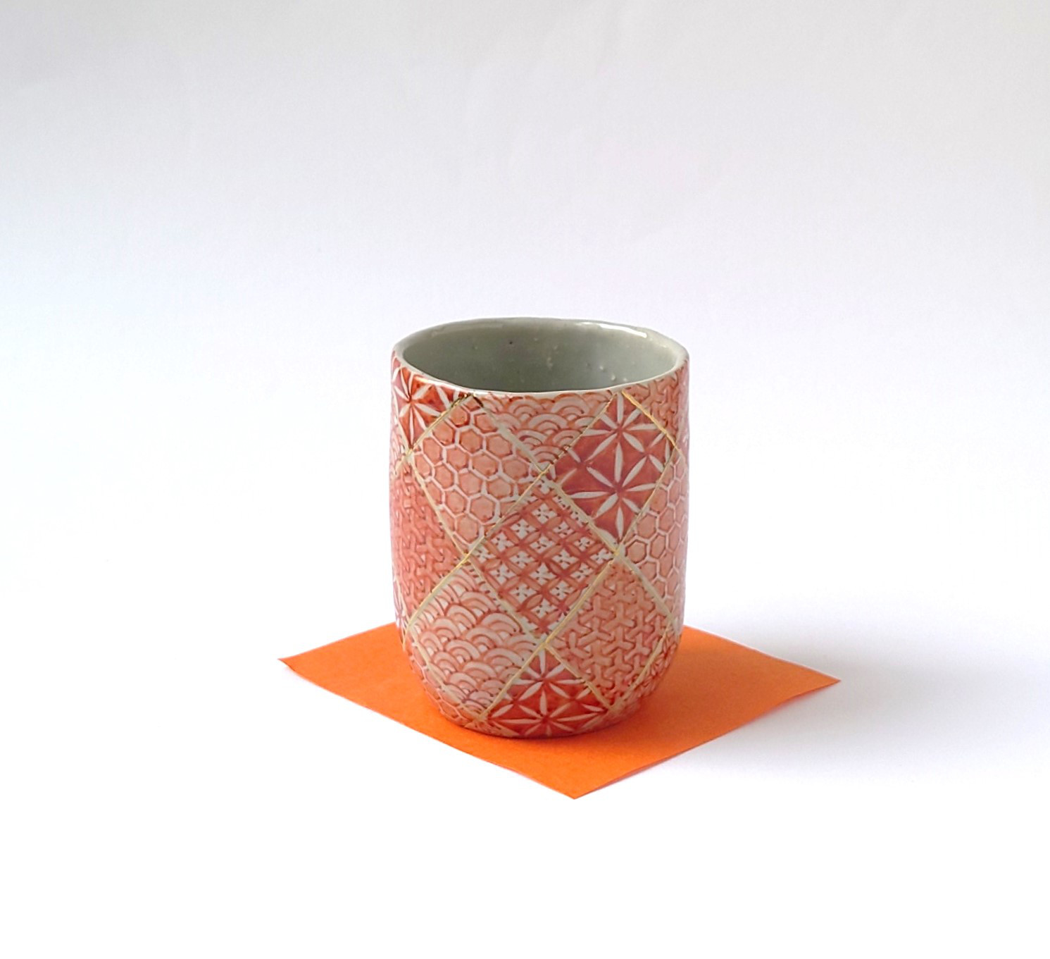 吉祥紋と草花と。上品で温かいお湯呑み　　赤古紋　長湯呑　　陶器