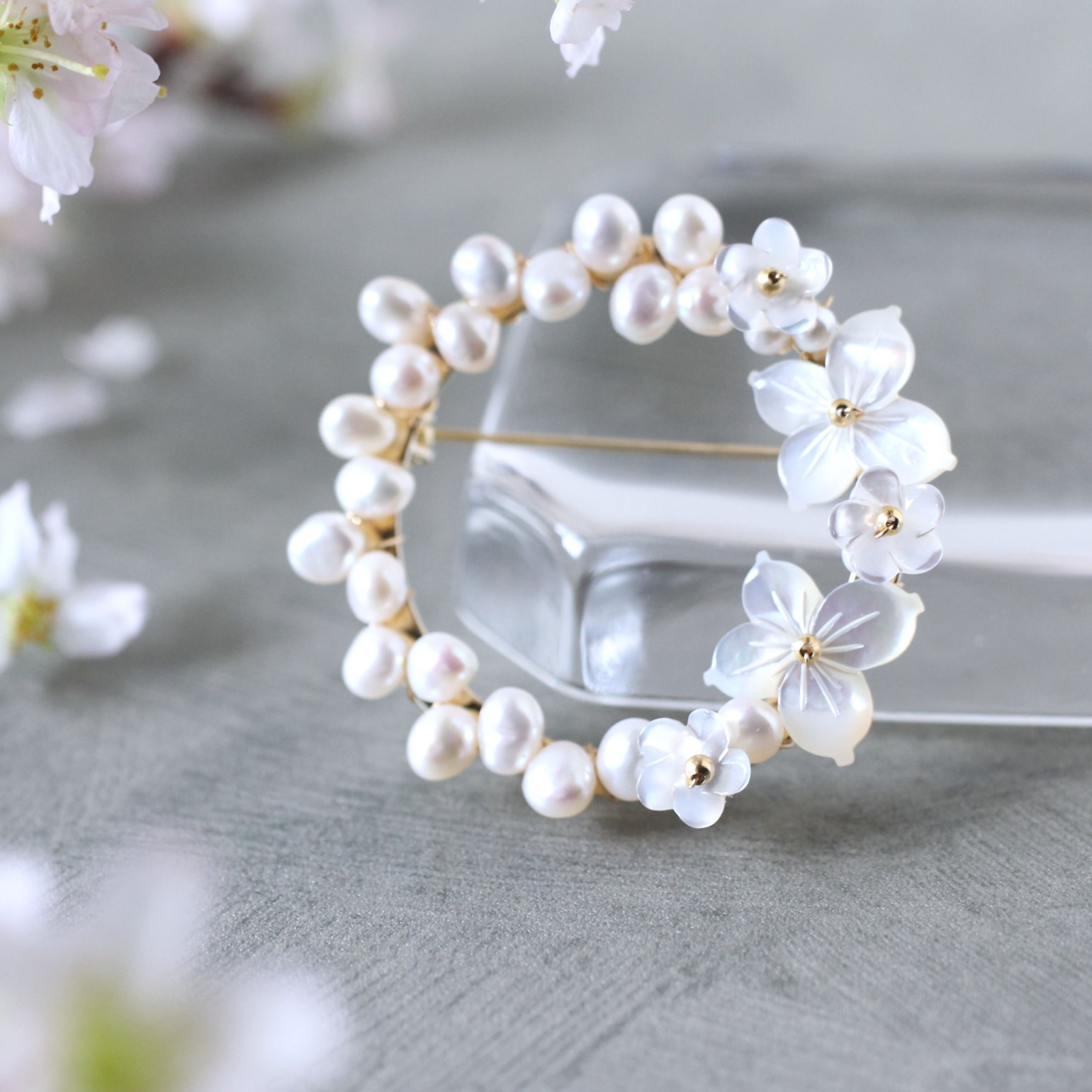 11月23日限定価格　マーダーポーレン　ブローチ（淡水パール・シェル）