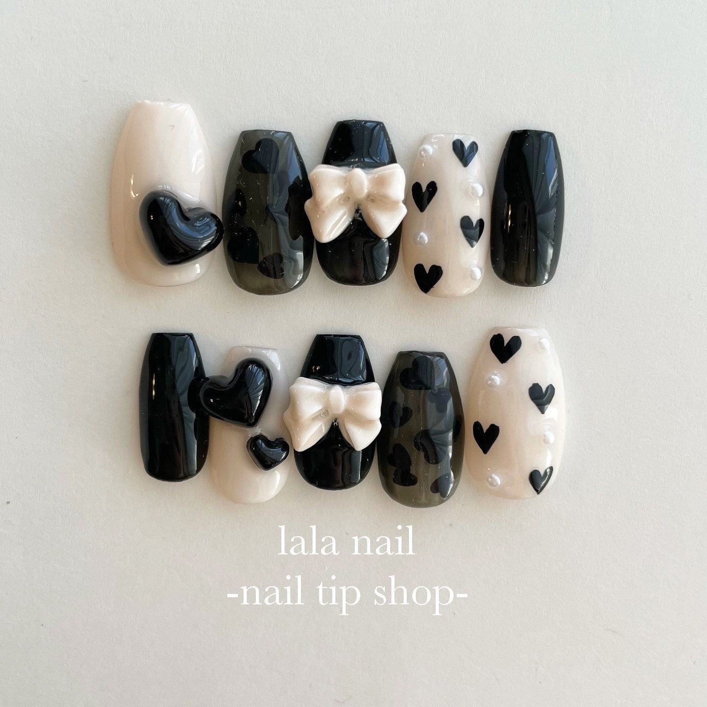【オーダー】ネイルチップ ぷっくりハート　ホロネイル　モノトーンリボン地雷系 オーダー】ネイルチップ ぷっくりハート ホロネイル モノトーン
