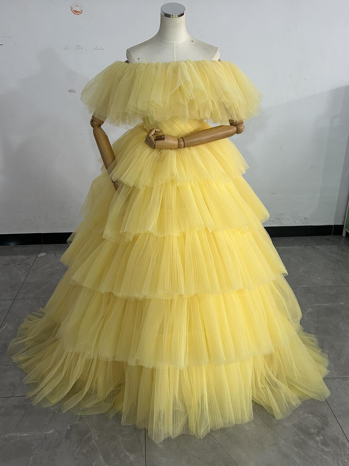 人気上昇！カラードレス イエロー オフショルダー 柔らかく重ねたチュールスカート ふわふわ 前撮り
