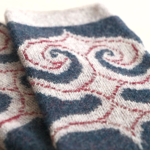 関根真紀×KAKERA KNIT ハンドウォーマー 「アイヌ文様テクンペ」柄