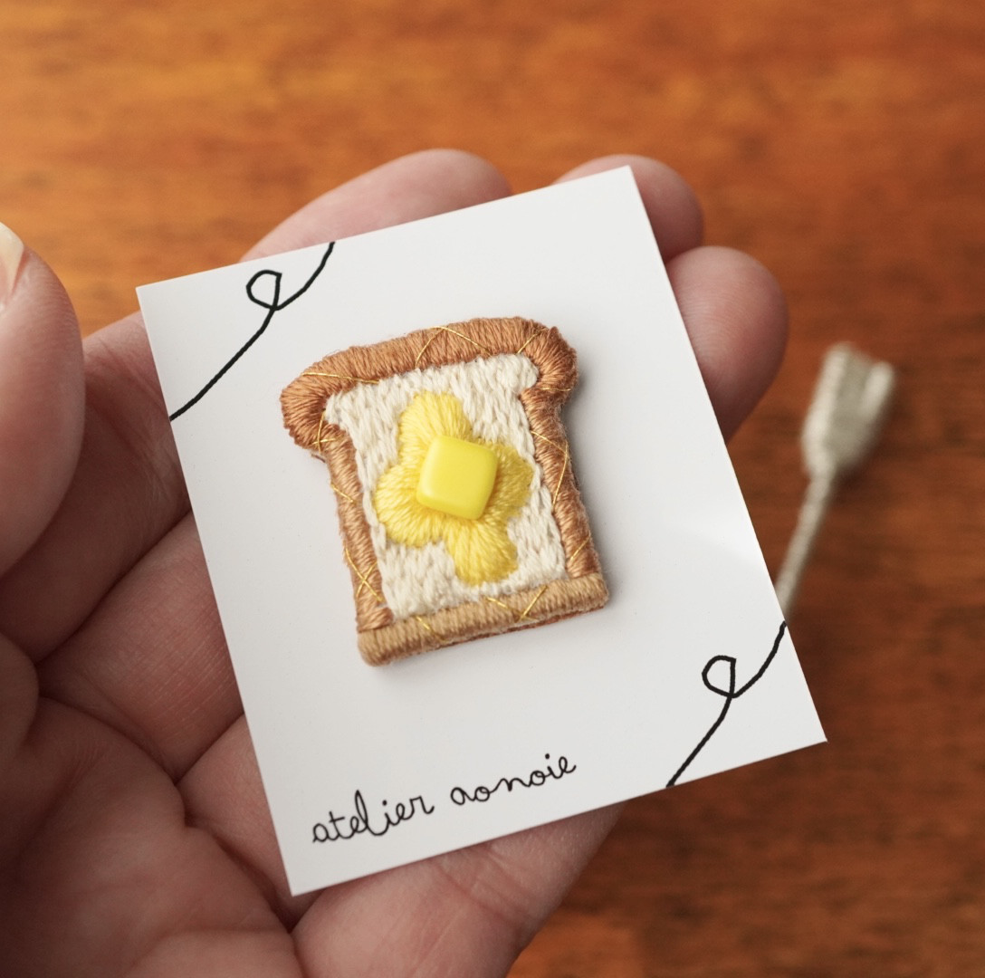 じゅわっと幸せバタートースト　刺繍とビーズのブローチ