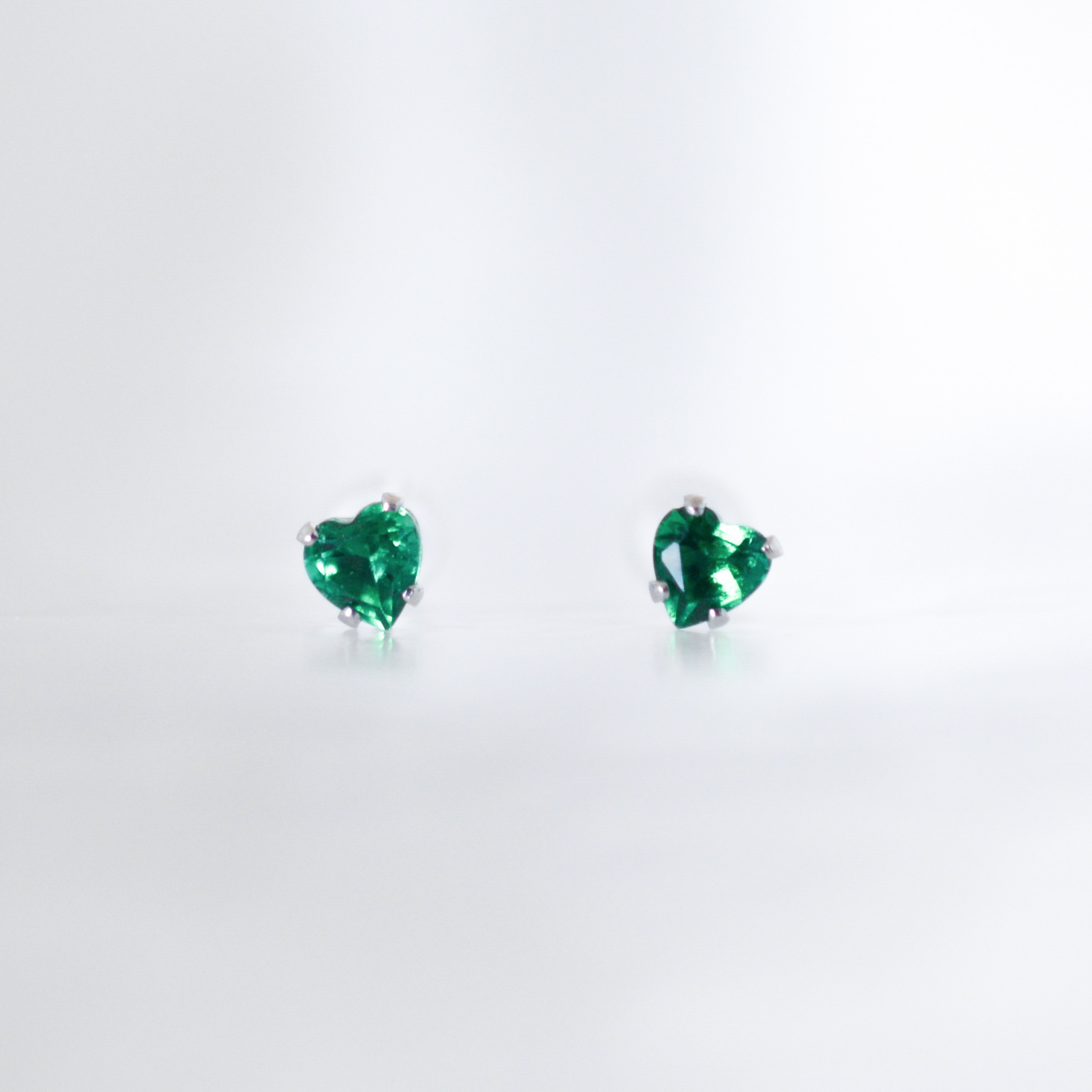 【合成エメラルドのハートピアス】4mm / 緑 / ラボグロウン / つけっぱなしOK / サージカルステンレス 4,720円