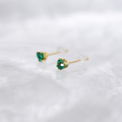 合成エメラルドのハートピアス】4mm / 緑 / ラボグロウン / つけっ