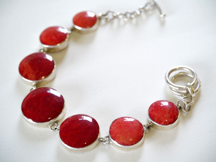 シンプルに美しい赤色のコーラルのシルバーアクセサリー ブレスレット　レッドコーラウンドル　ス