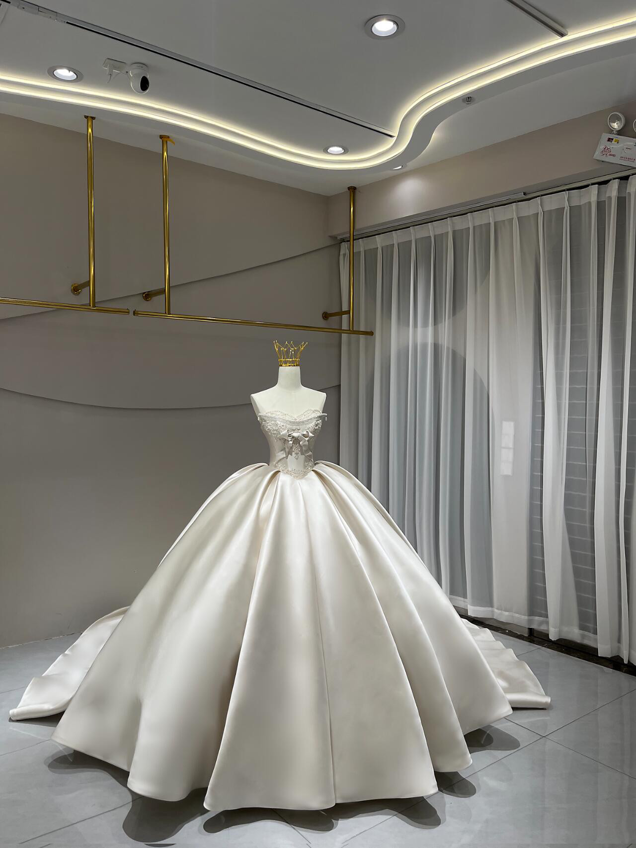 見逃さない！オフホワイト　高級サテン　ノースリーブ　可愛いリボン　編みあげ　トレーン　プリンセスライン　アンティーク挙式