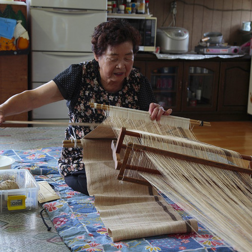 未使用　折り財布　ハンドメイド　手彫り染め　蝶　二つ折り　レザー　工芸品 楽天市場】二つ折り財布 小さい財布 シームレス 姫路レザー 日本