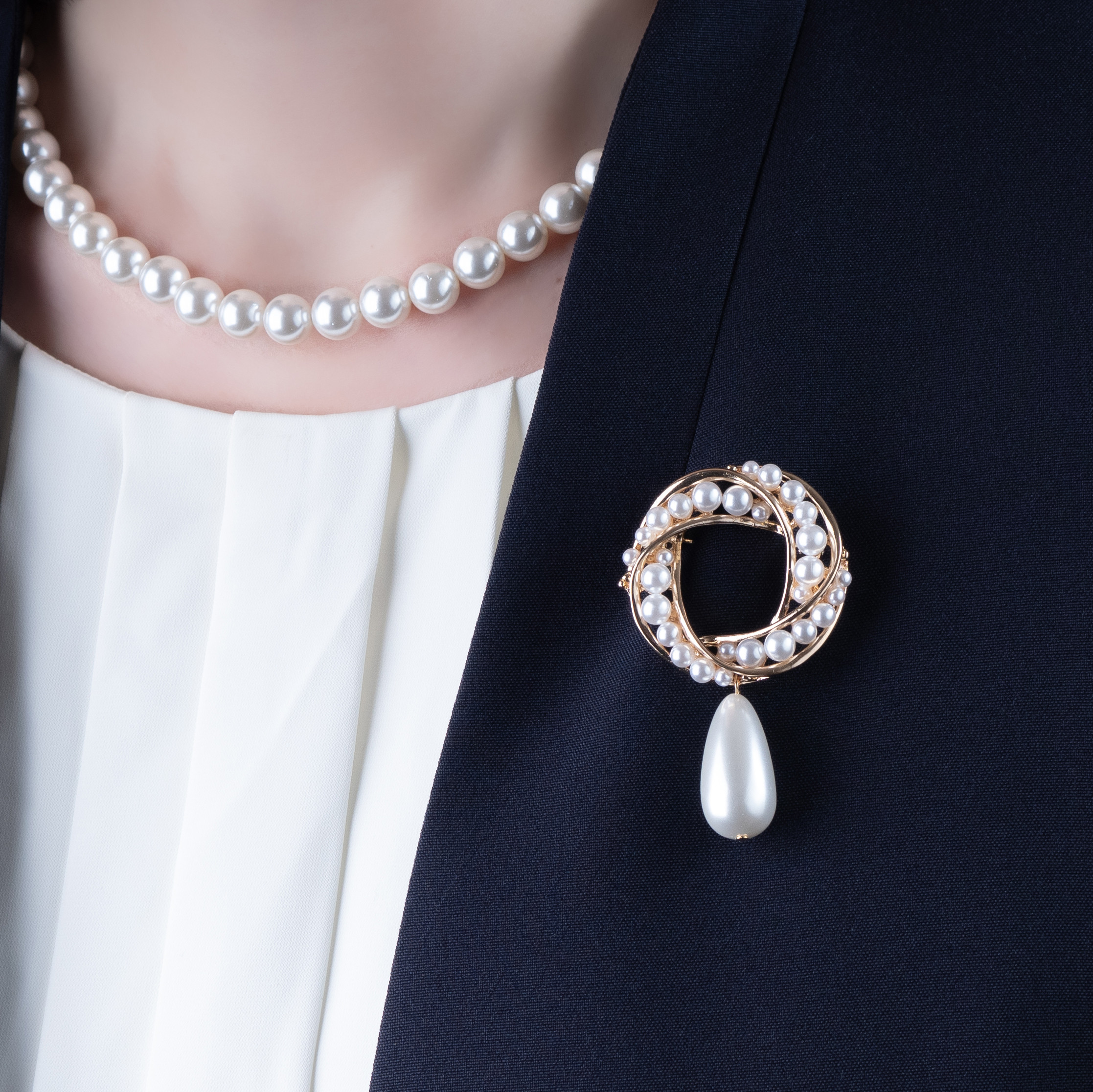 【３日以内発送】螺旋パールとゆれるしずくブローチとネックレスセット　卒業式 入学式　フォーマル