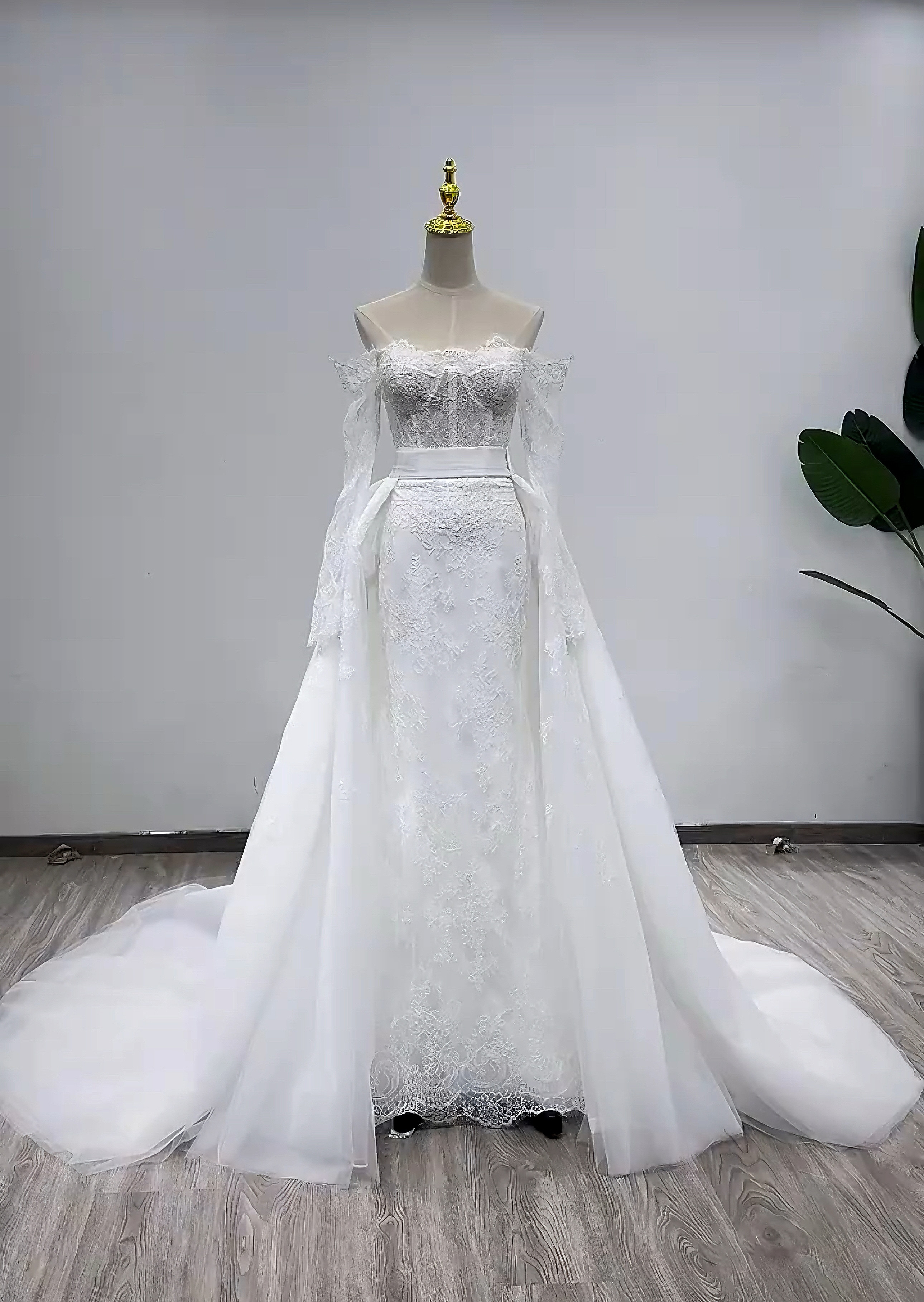 上品　オフショルダー　長袖　シースルーお袖　タイトスカート　オーバースカート　編みあげ　小花刺繍　結婚式ブライダル披露宴