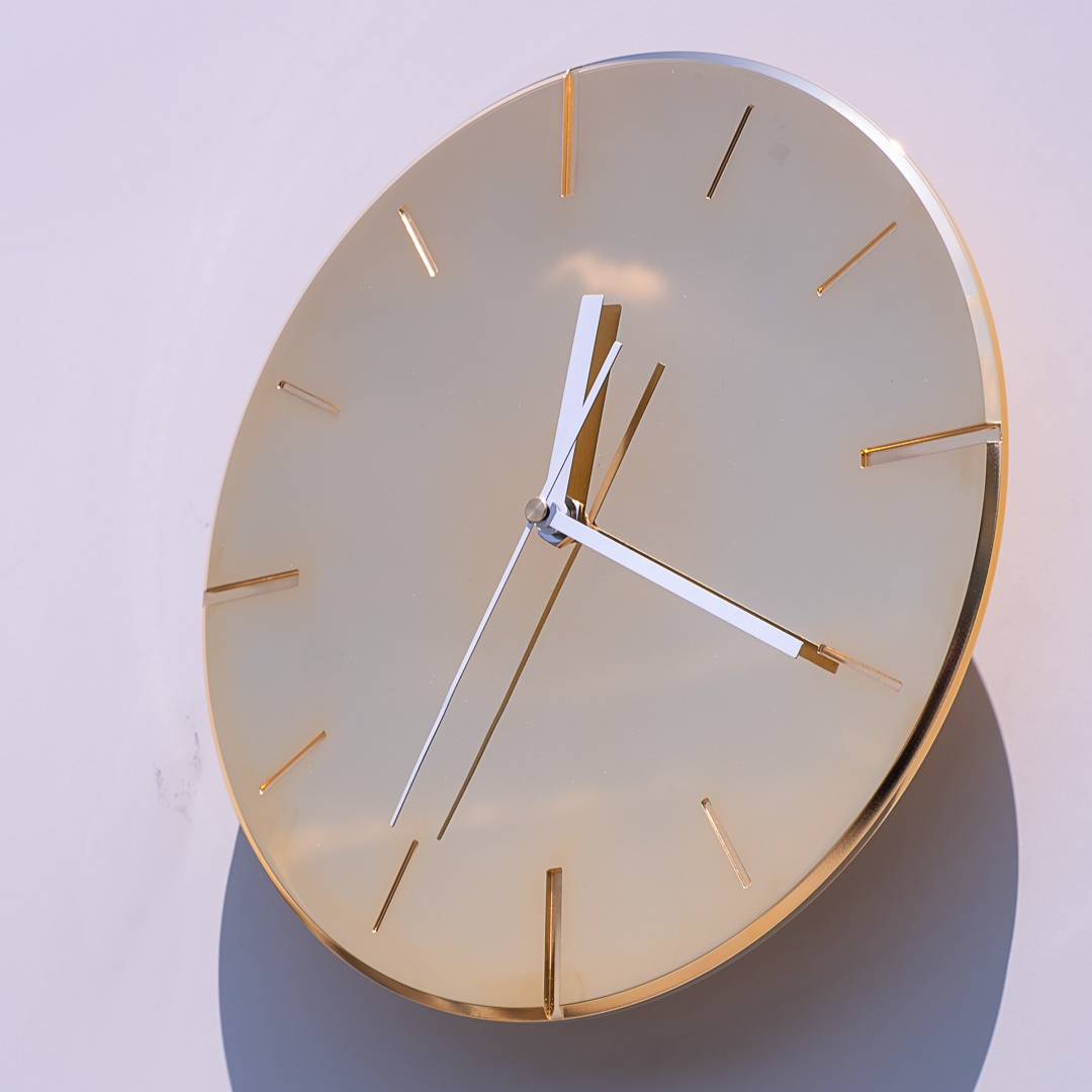 ひかりを楽しむ掛け時計〈陽光〉26cm｜おおきな時計｜結婚式・新築祝いに｜輝きを与える光のインテリア