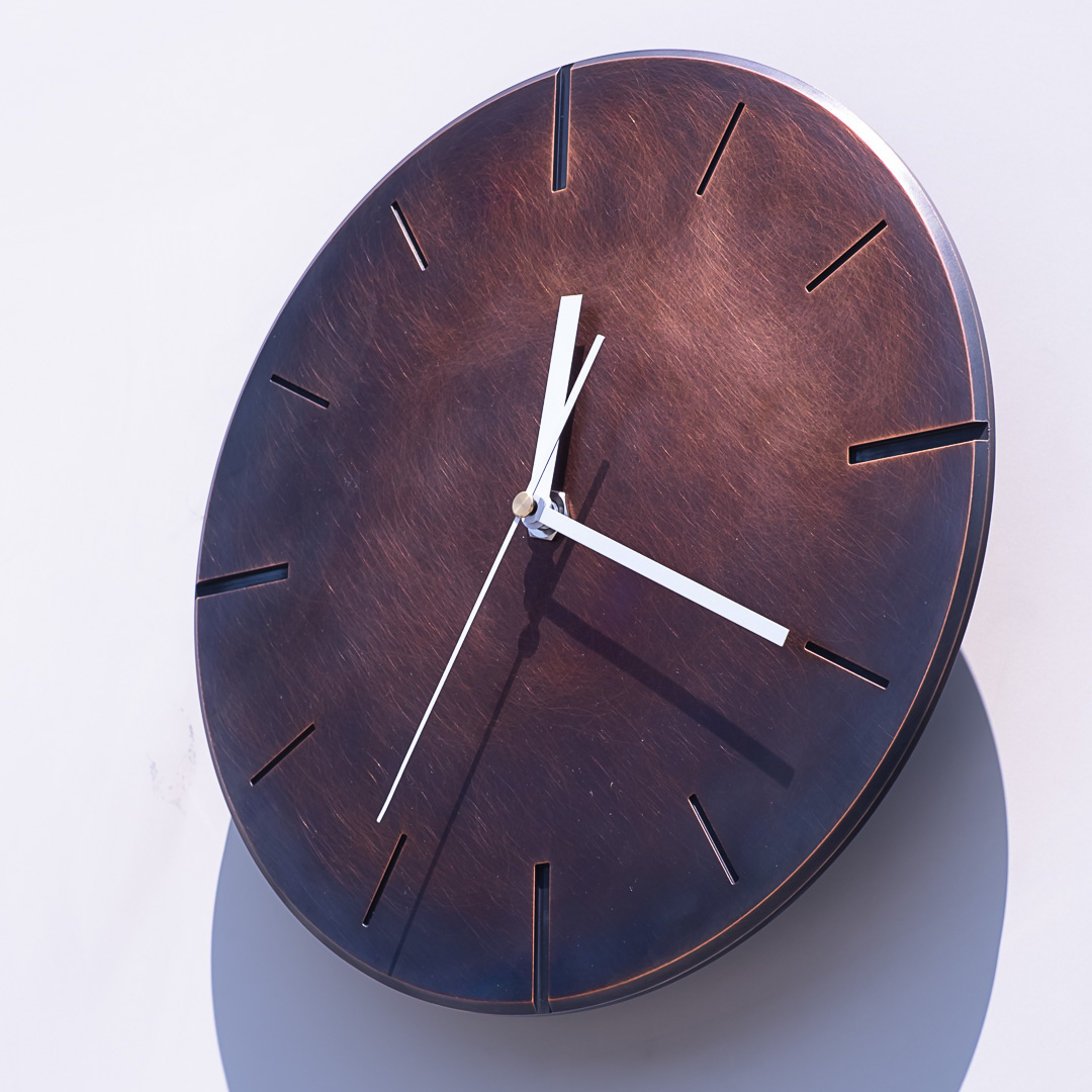 ひかりを楽しむ掛け時計〈木陰〉26cm｜おおきな時計｜結婚式・新築祝いに｜輝きを与える光のインテリア