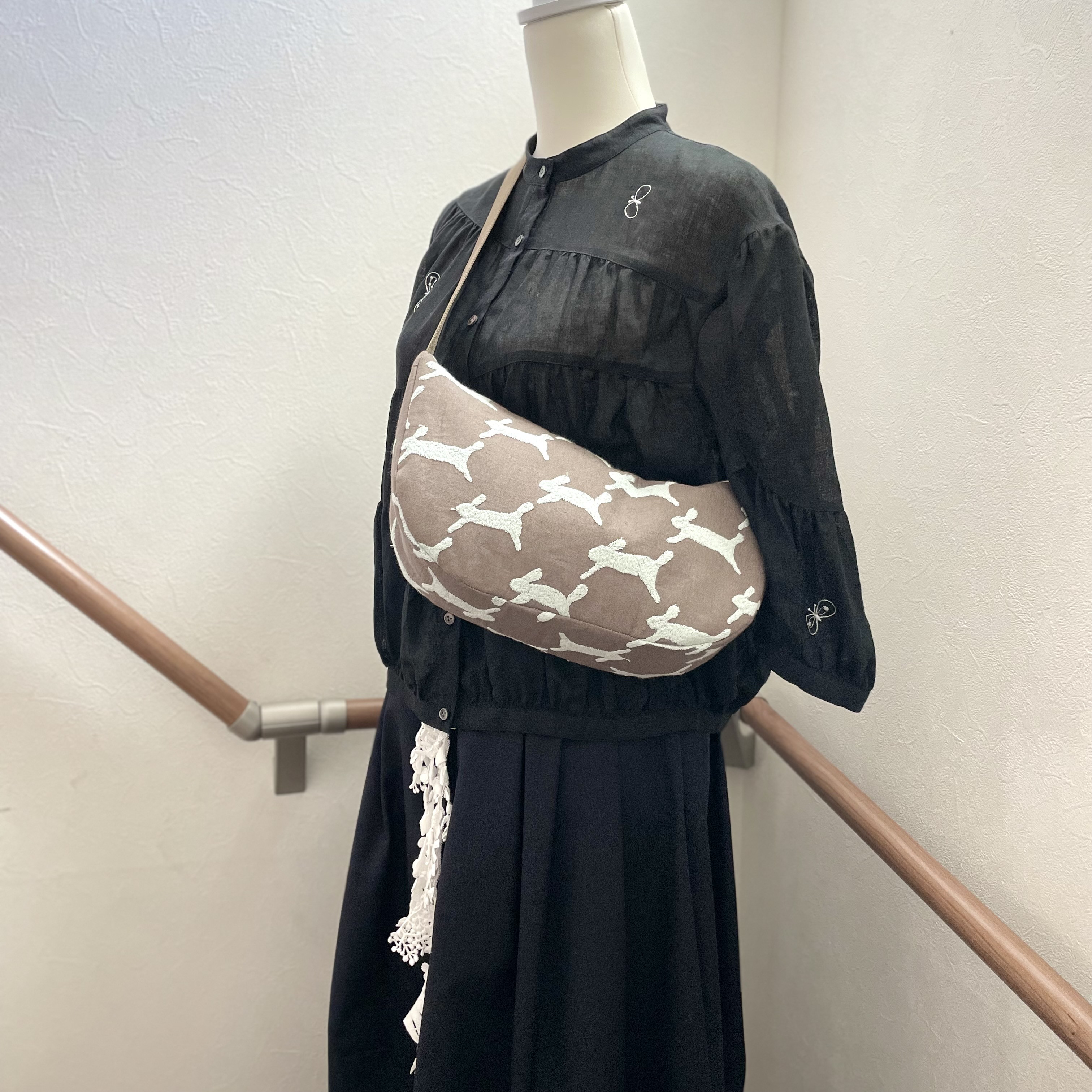 ⚮̈ミナペルホネン　からだにフィットするボディバッグ　runrunrun ブラウン