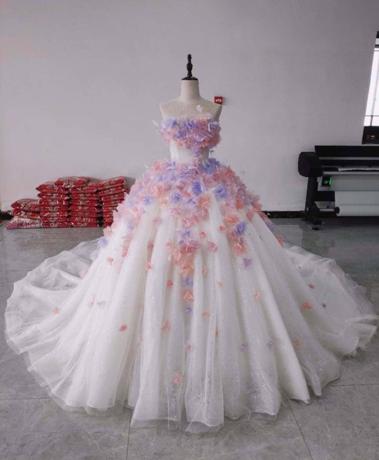 キラキラドレス　ラメ入り　ピンク　プリンセスライン　フレアスカート　お花飾り　上品前撮りお呼ばれ編み上げ　トレーン　挙式