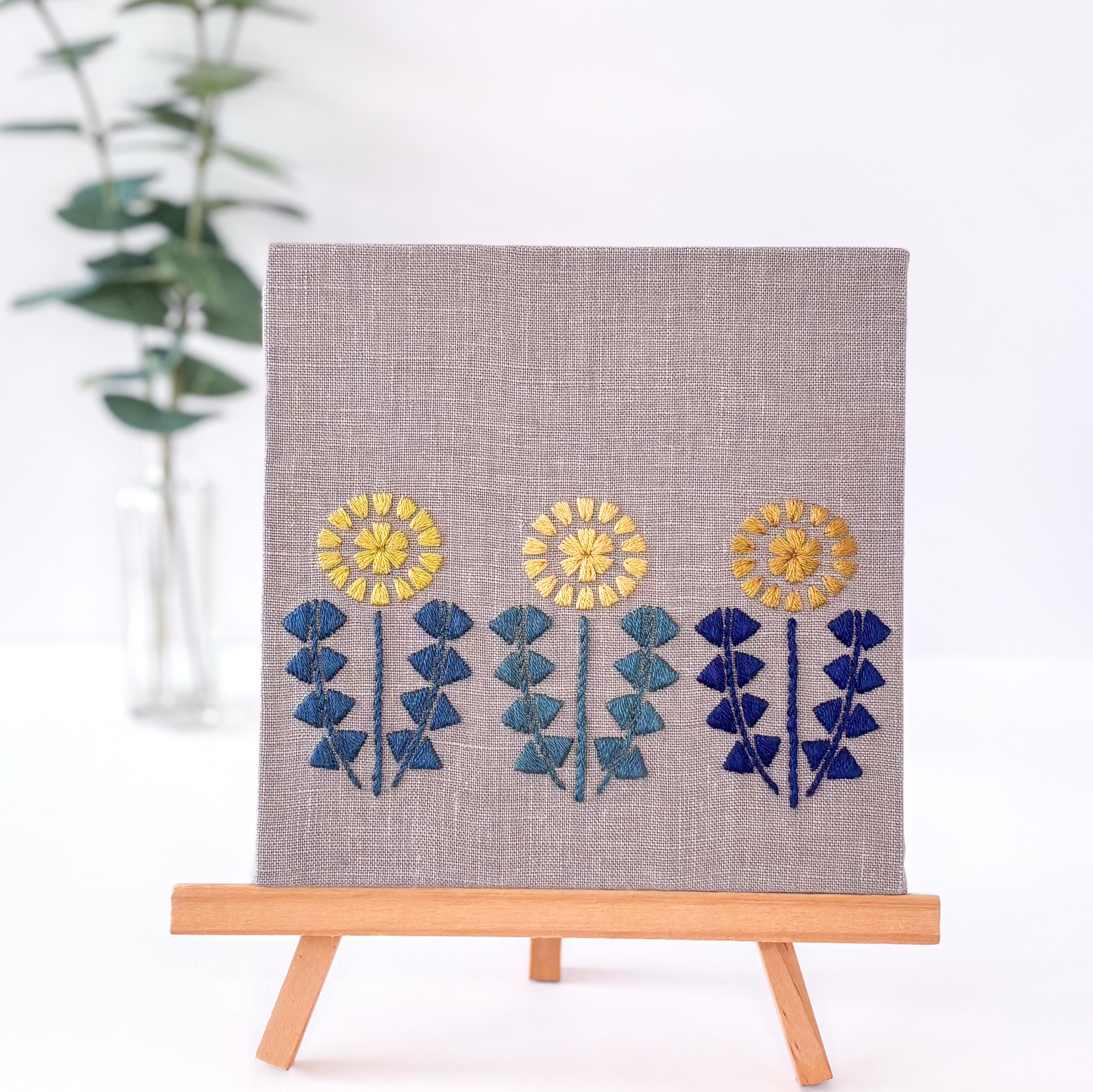 たんぽぽ　グレー　刺繍ファブリックパネル 15cm /春　花柄　レトロ インテリア アートボード