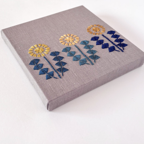 たんぽぽ グレー 刺繍ファブリックパネル 15cm /春 花柄 レトロ