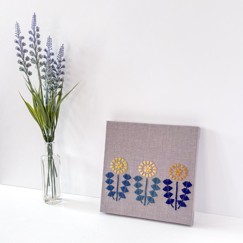 たんぽぽ グレー 刺繍ファブリックパネル 15cm /春 花柄 レトロ