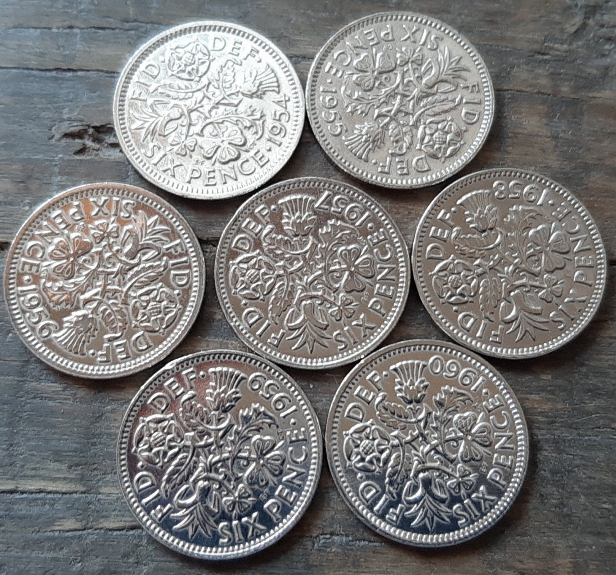 エリザベス2世のシックスペンスコイン、花のデザインが特徴。 - 年号: 1954~1960 - 種類: シックスペンス フォトプロップス Daniel  通販 18806725｜Creema(クリーマ)