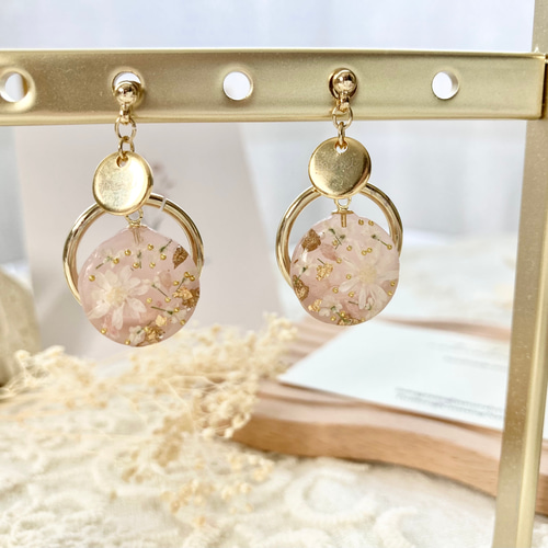 ドライフラワーとmerciコインチャームのピアス/イヤリング ピアス