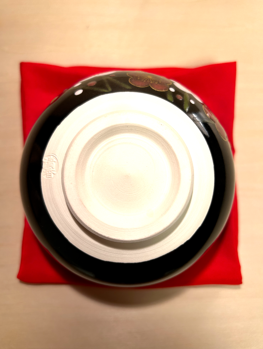 黒釉　梅の花　抹茶茶碗