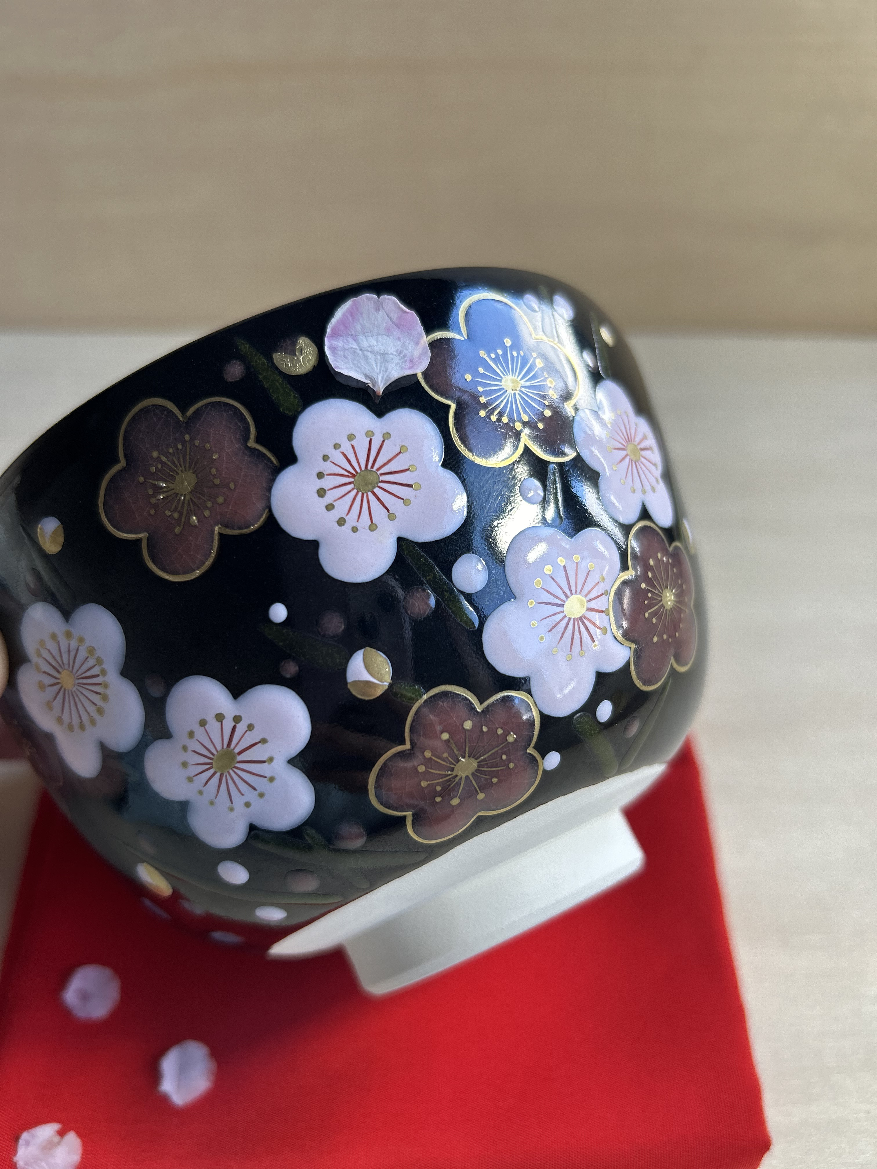 黒釉　梅の花　抹茶茶碗