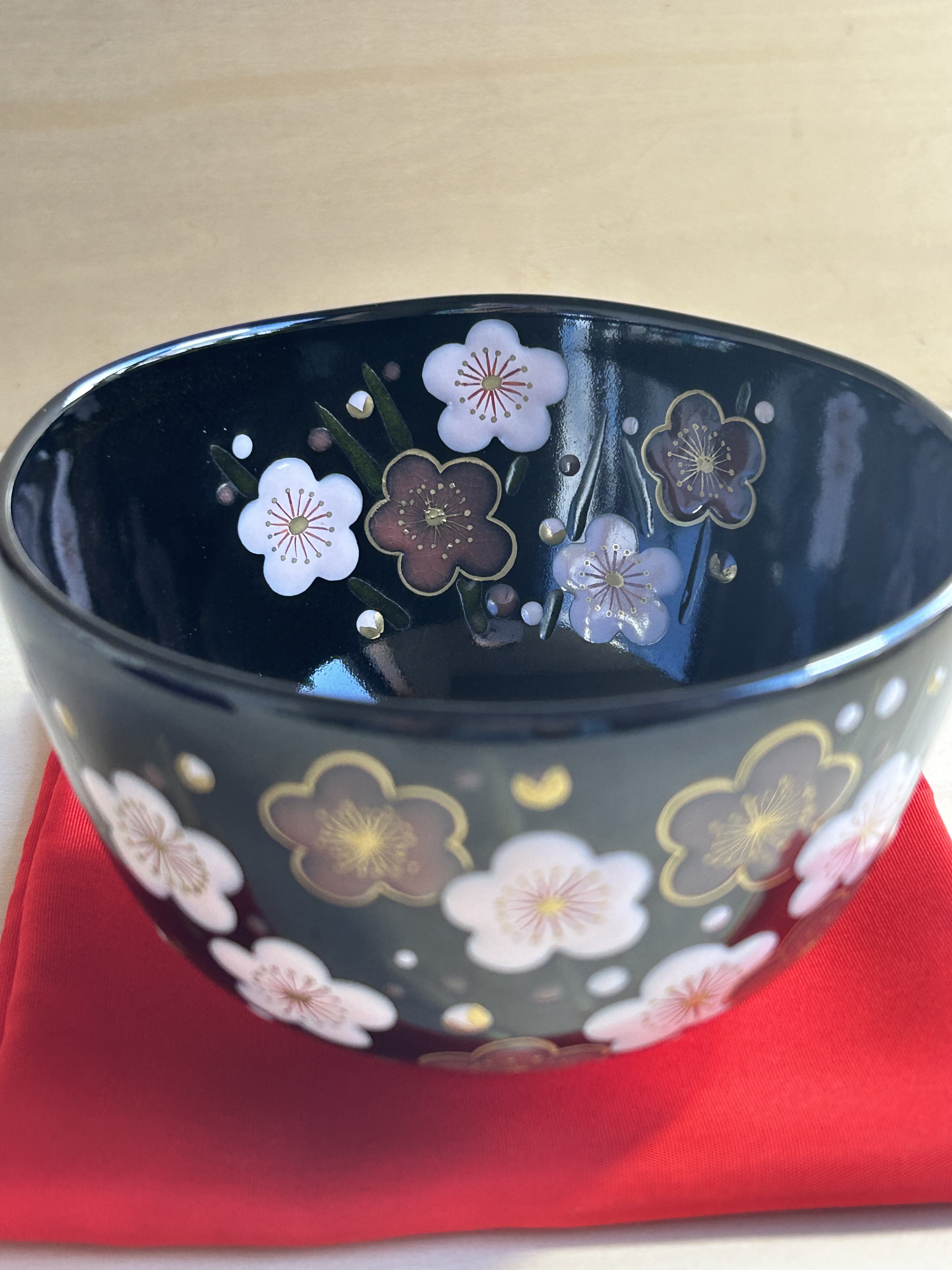 黒釉　梅の花　抹茶茶碗