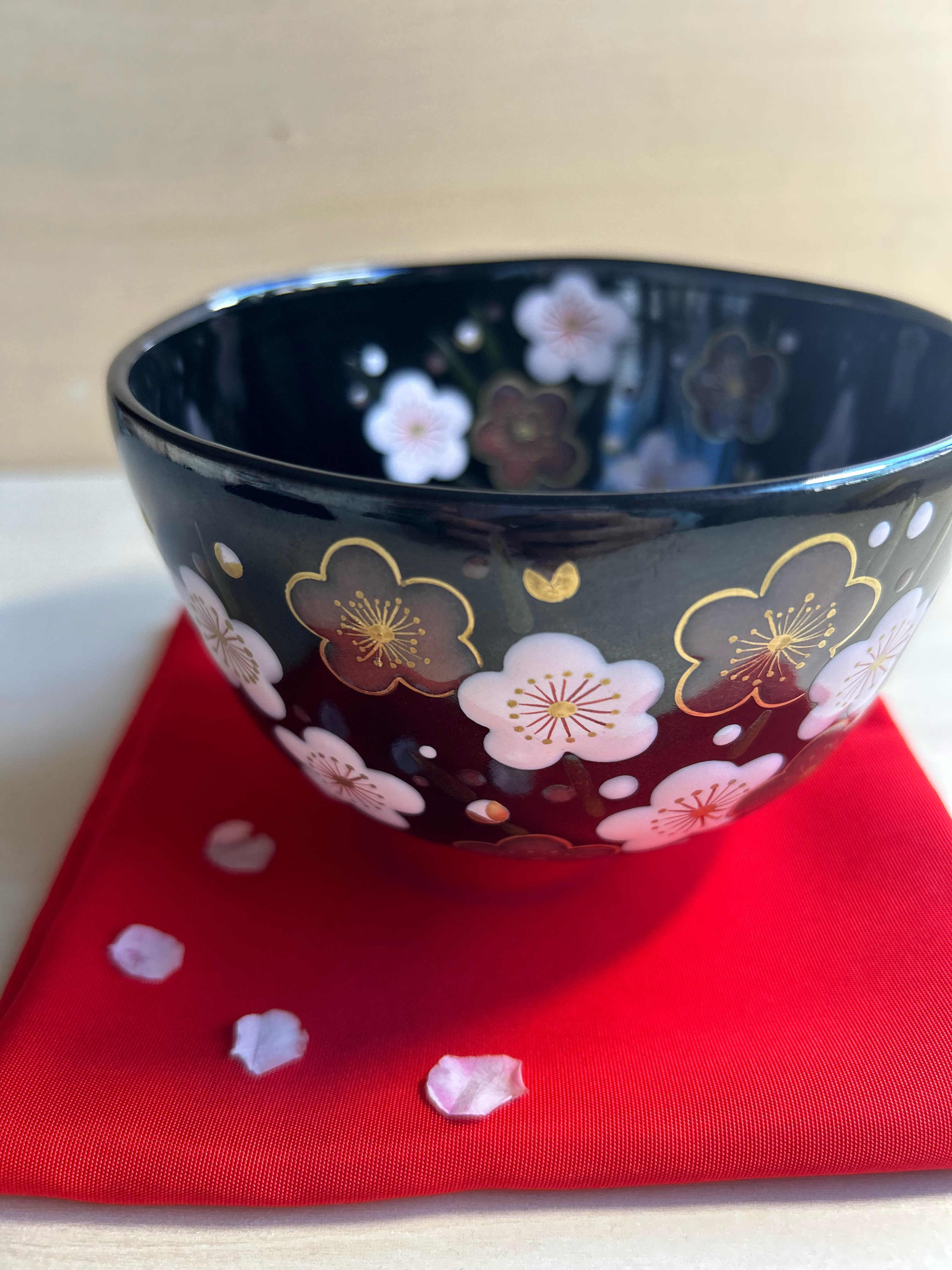 黒釉　梅の花　抹茶茶碗